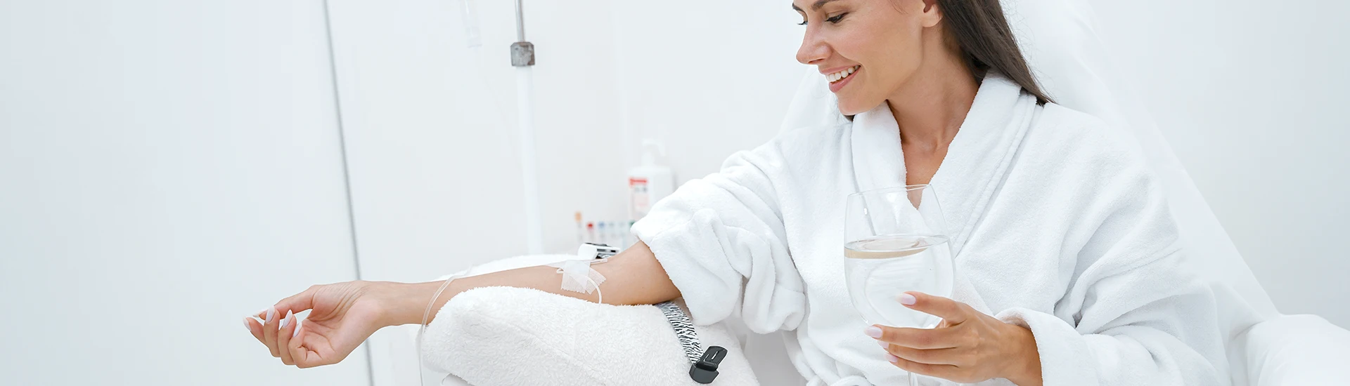 Eine Patientin erhält eine Infusion.